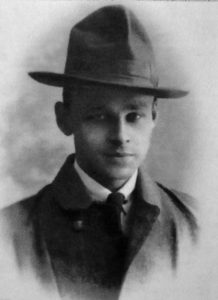 Na obrazu w odcieniach czarnobiałych widnieje postać Rotmistrza Witolda Pileckie w kapeluszu.