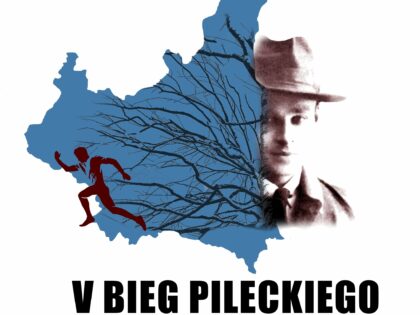 Logo V Biegu Pileckiego od lewej: Witold Pilecki w szarościach , w kapeluszu, zarys obszaru II RP, na obszarze którego widać gałęzie drzewa, z którego w stronę lewą wybiega szary biegacz.