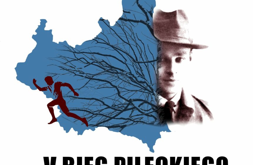 Logo V Biegu Pileckiego od lewej: Witold Pilecki w szarościach , w kapeluszu, zarys obszaru II RP, na obszarze którego widać gałęzie drzewa, z którego w stronę lewą wybiega szary biegacz.