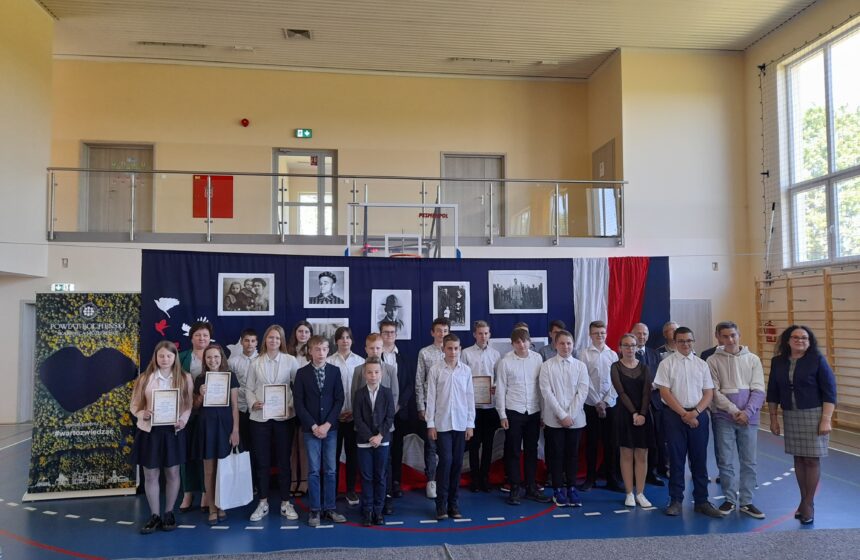 Na zdjęciu widnieje grupa młodych uczestników konkursu historycznego na tel ścianki tematycznej poświęcoenj rotmistrzowi Witoldowi Pileckiemu.