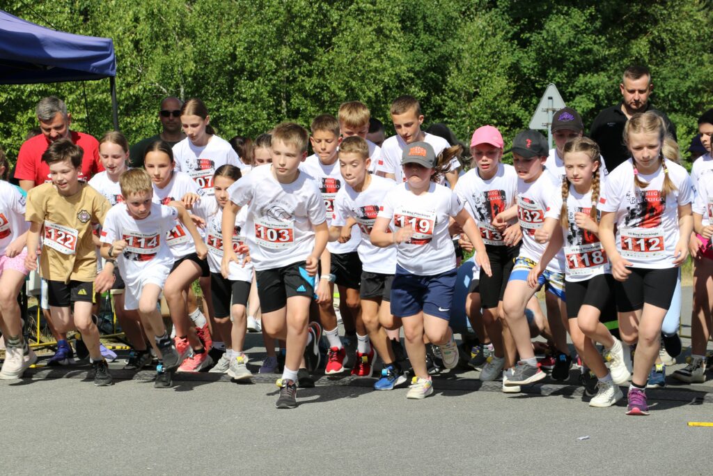 Zdjęcie przedstawia grupę dzieci startujących w biegu