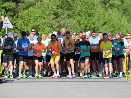 Na zdjęciu startujący biegacze na dystansie 10 km