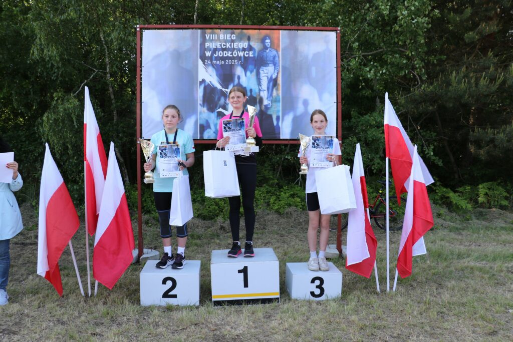 Na zdjęciu podium ze zwycięzcami