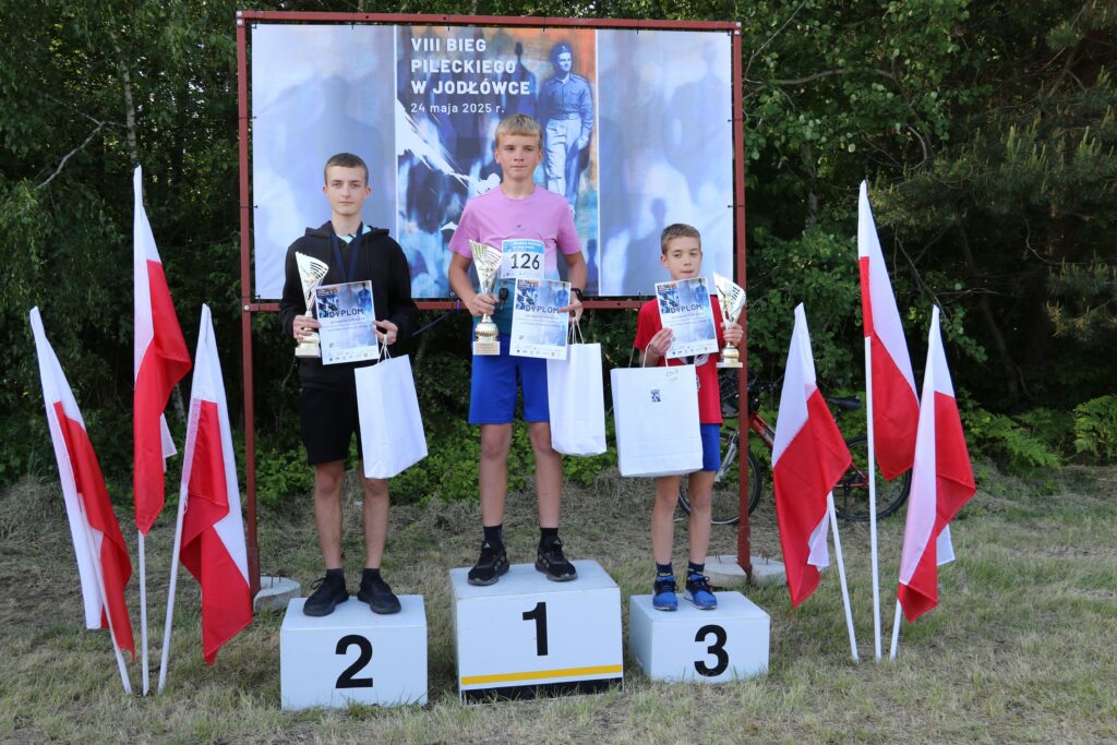 Na zdjęciu podium ze zwycięzcami