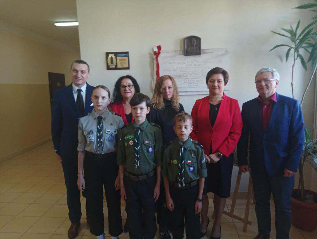 Na zdjęciu delegacja z harcerzami przed tablicą upamiętniającą rotmistrza