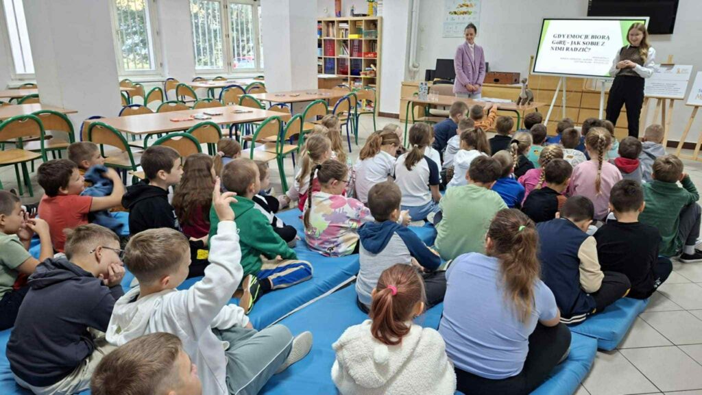 Grupa dzieci podczas warsztatów