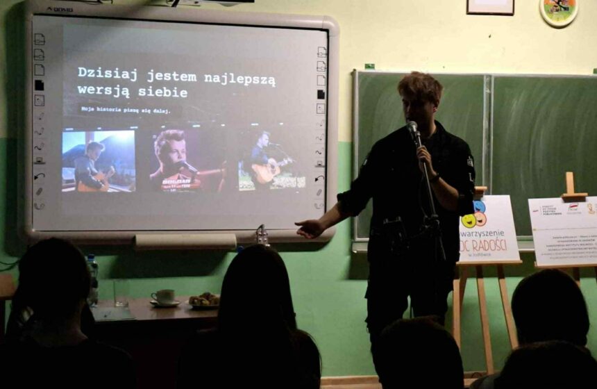 Prelegent na tle ekranu z prezentacją