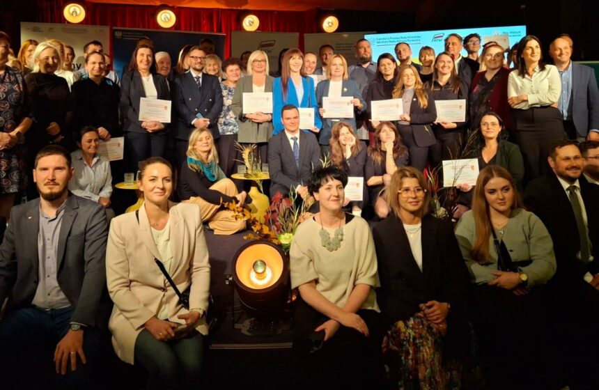 Grupa uczestników konferencji na wspólnym zdjęciu