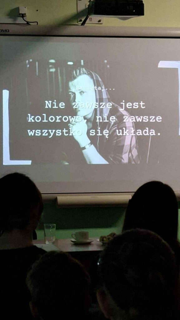Zdjęcie ekranu z wizerunkiem bohatera koncertu i tekstem: Pamietaj... Nie zawsze jest kolorowo, nie zawsze się wszystko układa. 