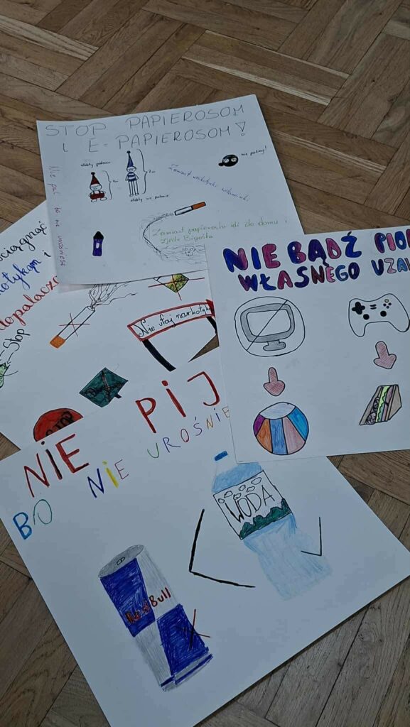 Plakaty nt. uzależnień przygotowane podczas warsztatów
