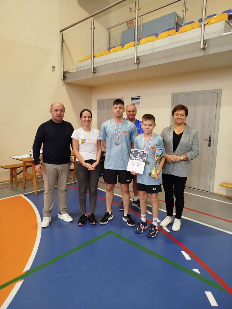 Zwycięzcy Zawodów z wójtem, dyrektor szkoły,m prezes stowarzyszenia i sędziego zawodów. 