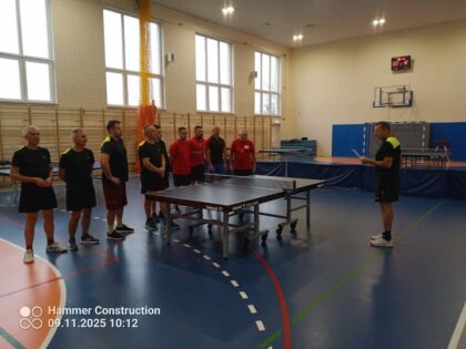 Składy obu drużyn przy stole tenisowym