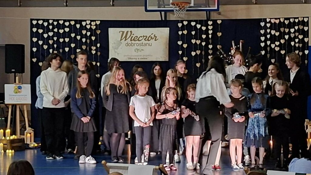 Grupa uczniów na scenie