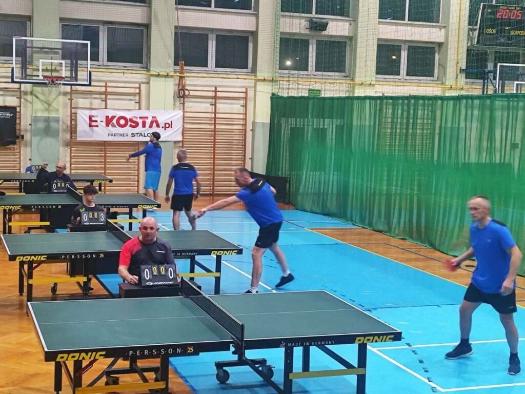 Gracze przy stołach do tenisa stołowego