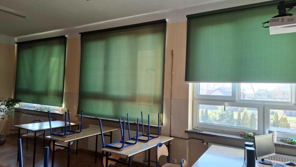 Zdjęcia  trzech okien z nowo zamontowanymi roletami