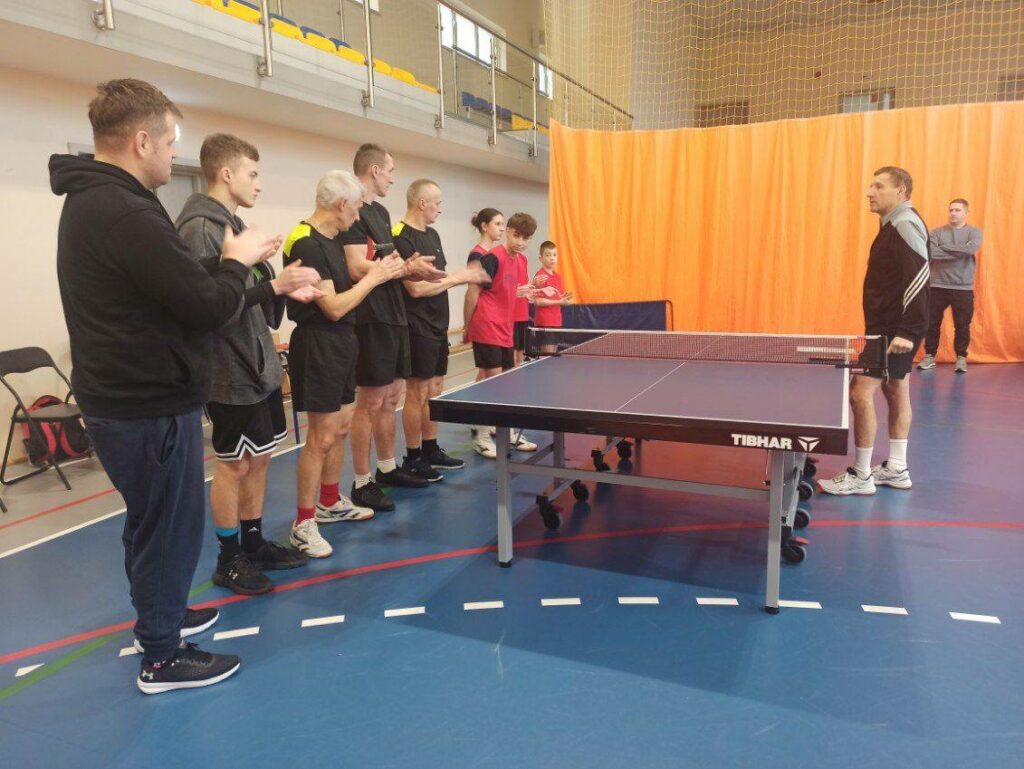 Drużyny tenisa stołowego przy stole do tenisa