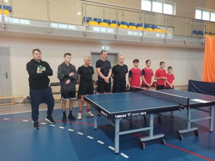 Drużyny tenisa stołowego przy stole do tenisa