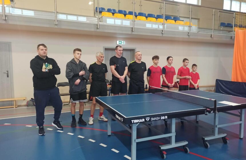 Drużyny tenisa stołowego przy stole do tenisa