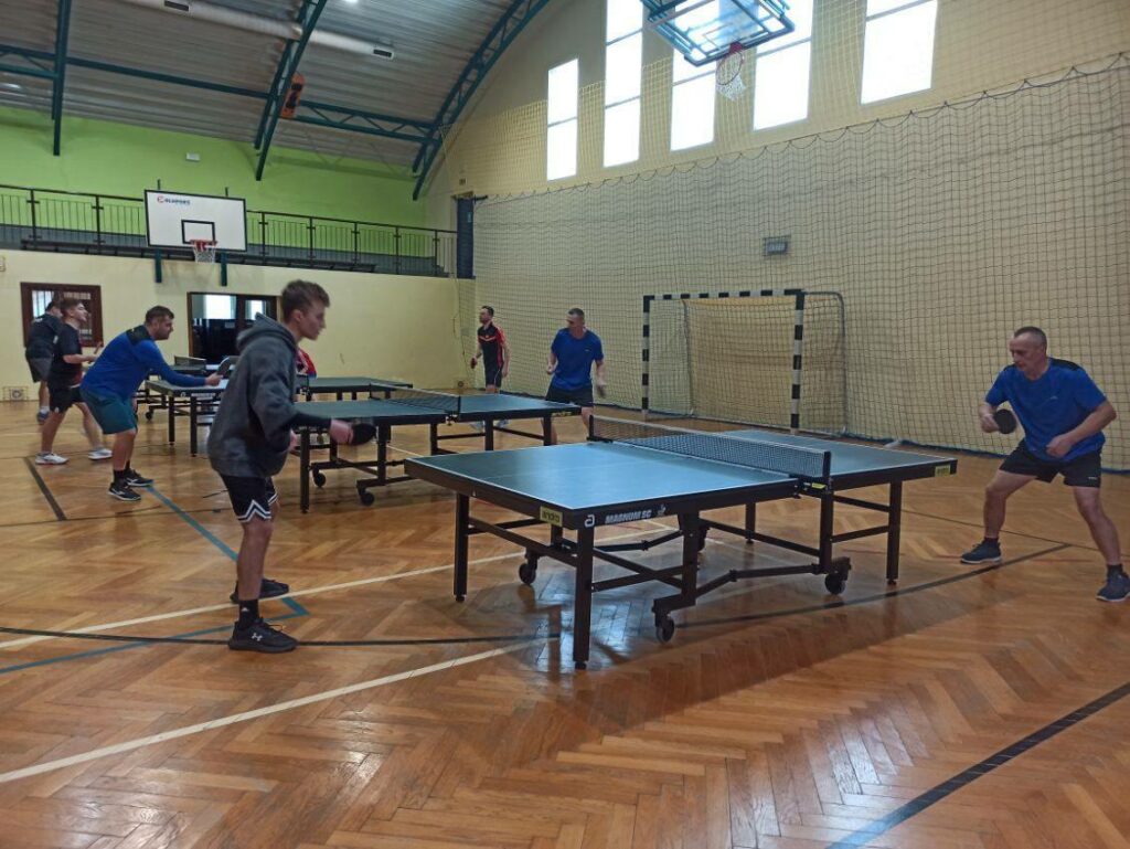 Zawodnicy przy stołach do tenisa stołowego (grający)