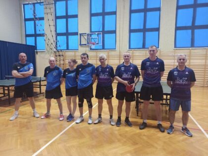 członkowie drużyn na hali sportowej w zwartym szeregu