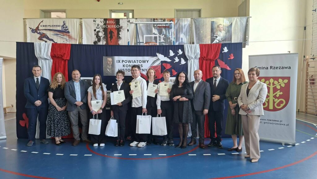 Zdjęcie finalistów z jury i gośćmi