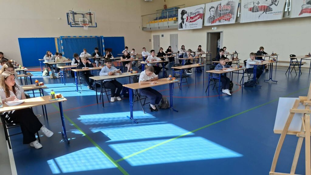 Sala gimnastyczna z uczestnikami konkursu podczas wypełniania testu